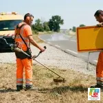 Deux agents des routes au travail en bord de route par forte chaleur